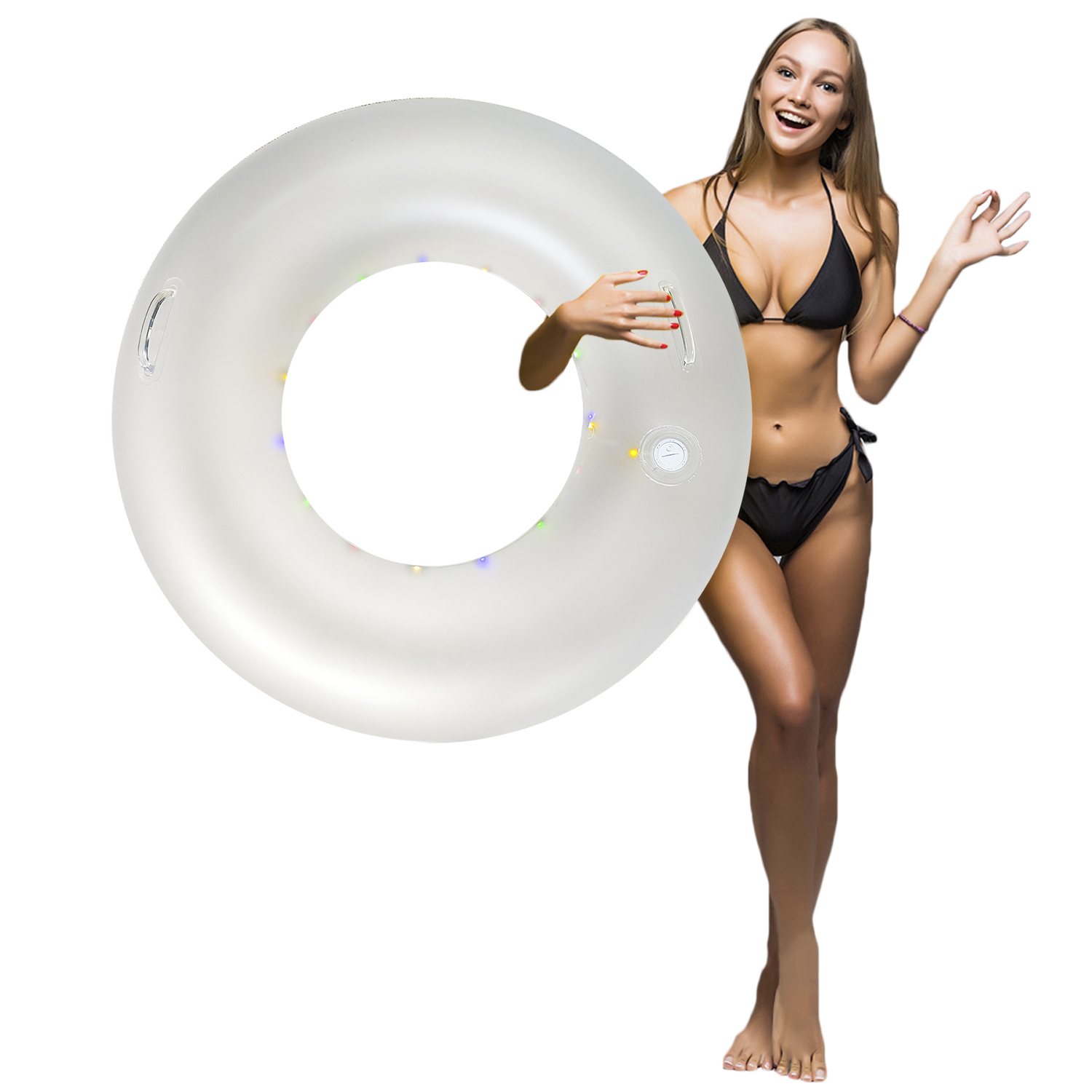 Una donna in bikini nero che tiene un anello gonfiabile bianco, sorridendo verso la fotocamera.