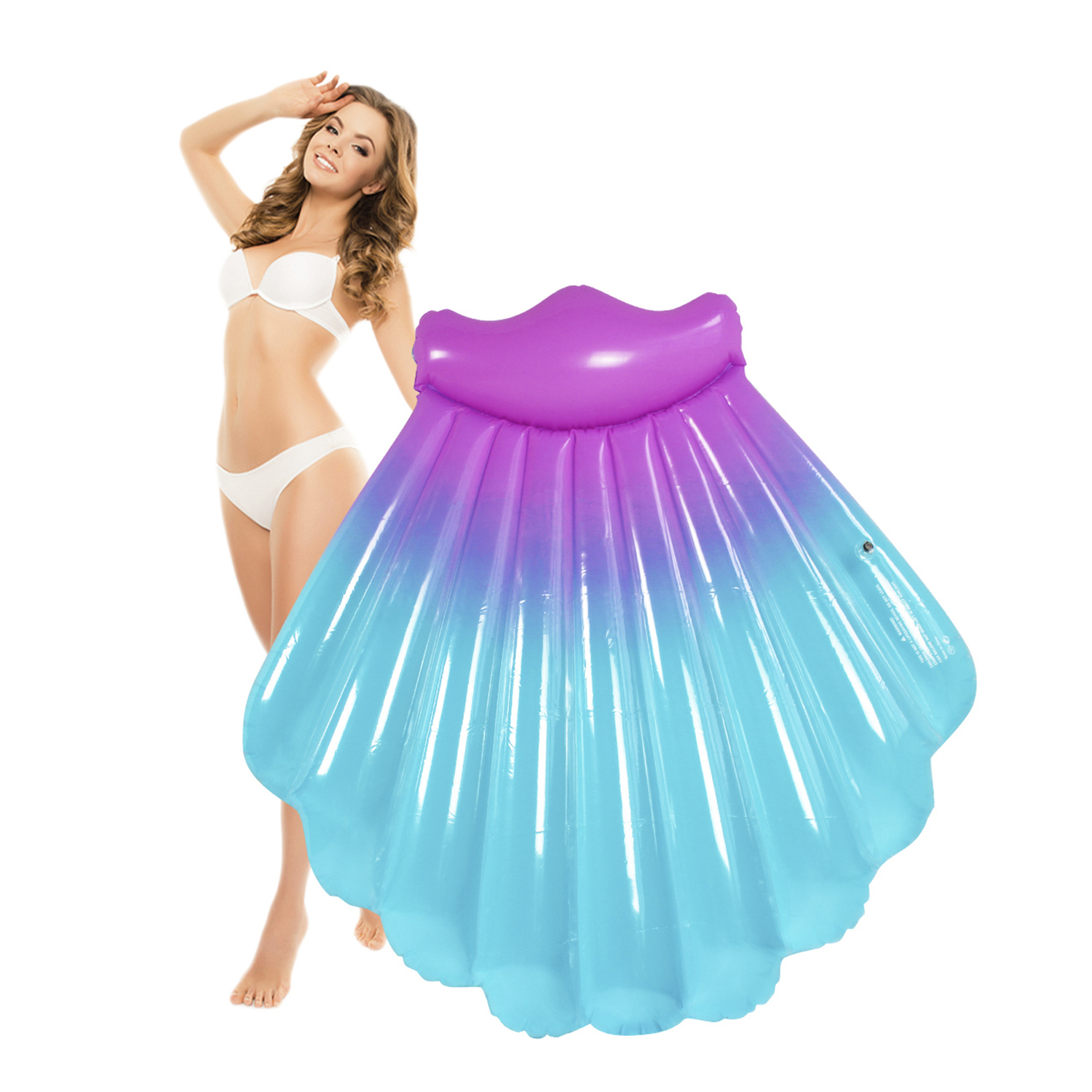Mujer en bikini blanco junto a un flotador inflable grande con forma de concha marina.