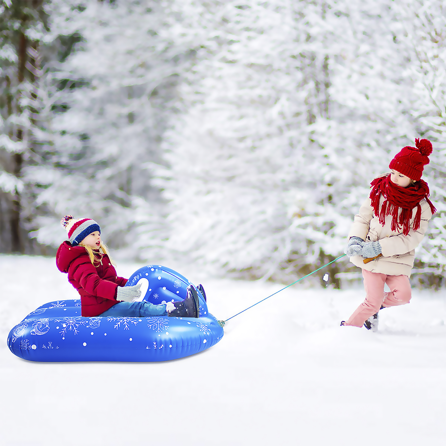 Dos niños trineando en un bosque nevado. Uno tira del trineo, el otro está en él.
