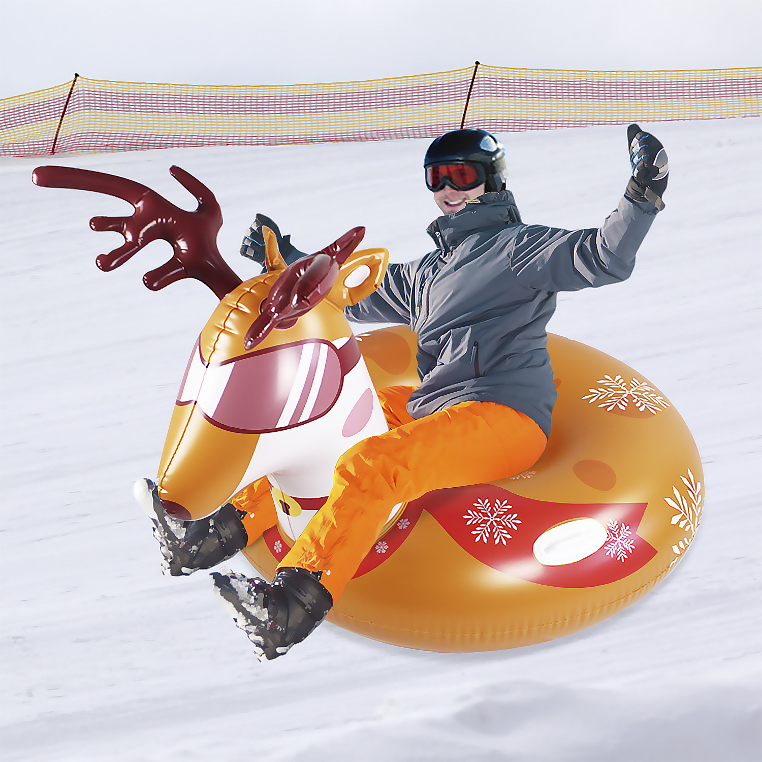 Una persona monta un tubo de reno por una pendiente nevada. El tubo es naranja con cara de reno. El fondo es nieve.