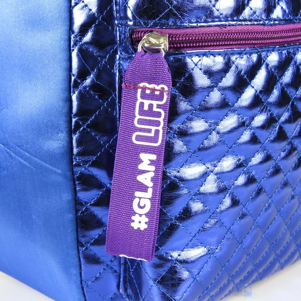 Mochila con etiqueta #GLAM LIFE. Material acolchado azul brillante y cremallera morada.