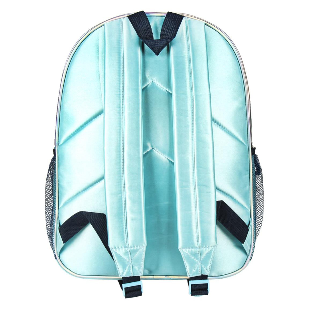 Parte trasera de una mochila azul claro con correas negras. Bolsillos laterales de malla. Fondo blanco.
