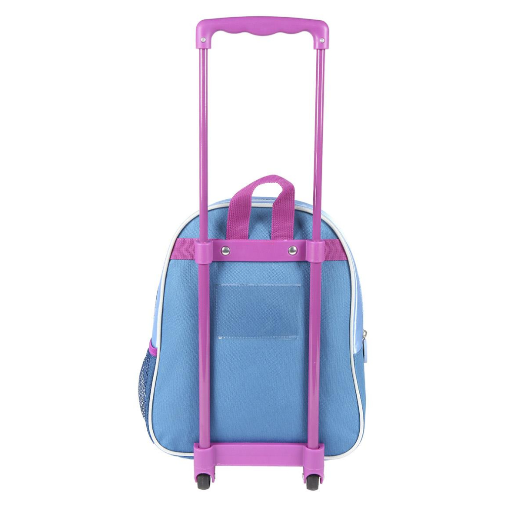 Vista trasera de la mochila con ruedas de Elsa. Asa y ruedas moradas. Fondo azul claro.