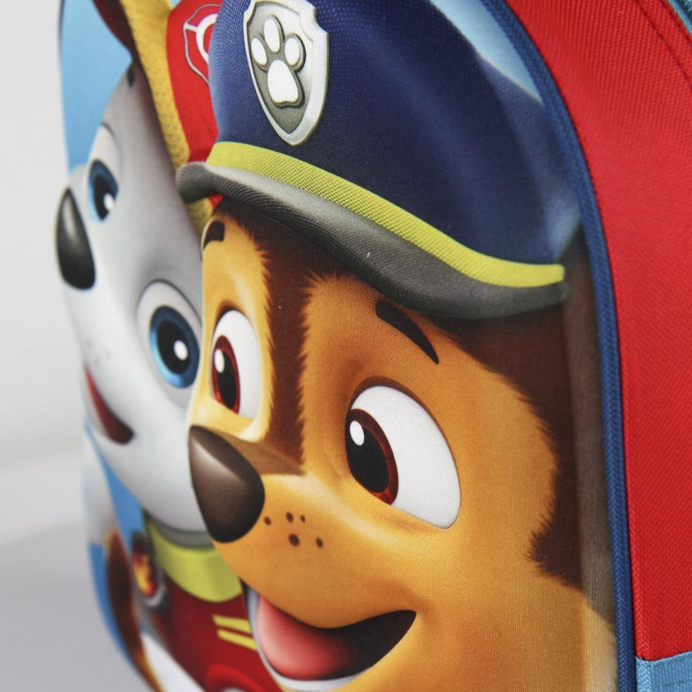 Primer plano de los personajes de la Patrulla Canina en una mochila. Chase y Marshall. Fondo blanco.