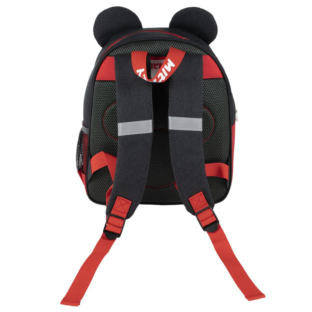 Espalda de la mochila de Mickey Mouse. Negro y rojo. Correas y detalles rojos. Fondo blanco.