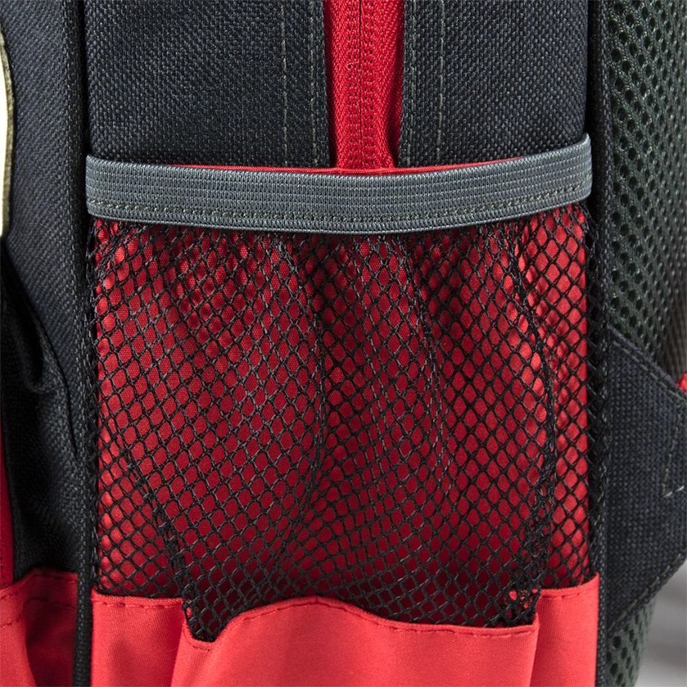 Bolsillo lateral de malla en una mochila de Mickey Mouse. Interior rojo, malla negra. Fondo blanco.