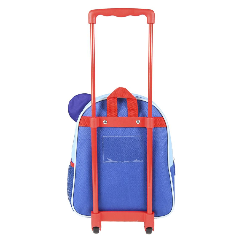 Vista trasera de una mochila con ruedas. Asa y ruedas rojas. Combinación de colores azul y rojo. Orejas de Mickey Mouse.