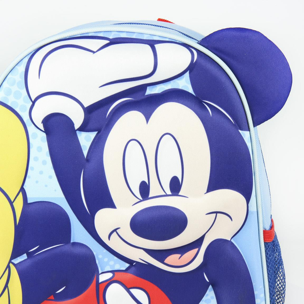 Primer plano de Mickey Mouse en una mochila. Colores azul, blanco y rojo. Sonriendo y saludando.