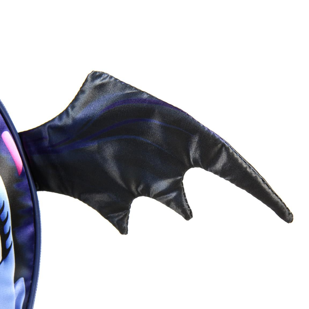Primer plano de un ala de mochila. Colores azul oscuro y morado. Forma puntiaguda.