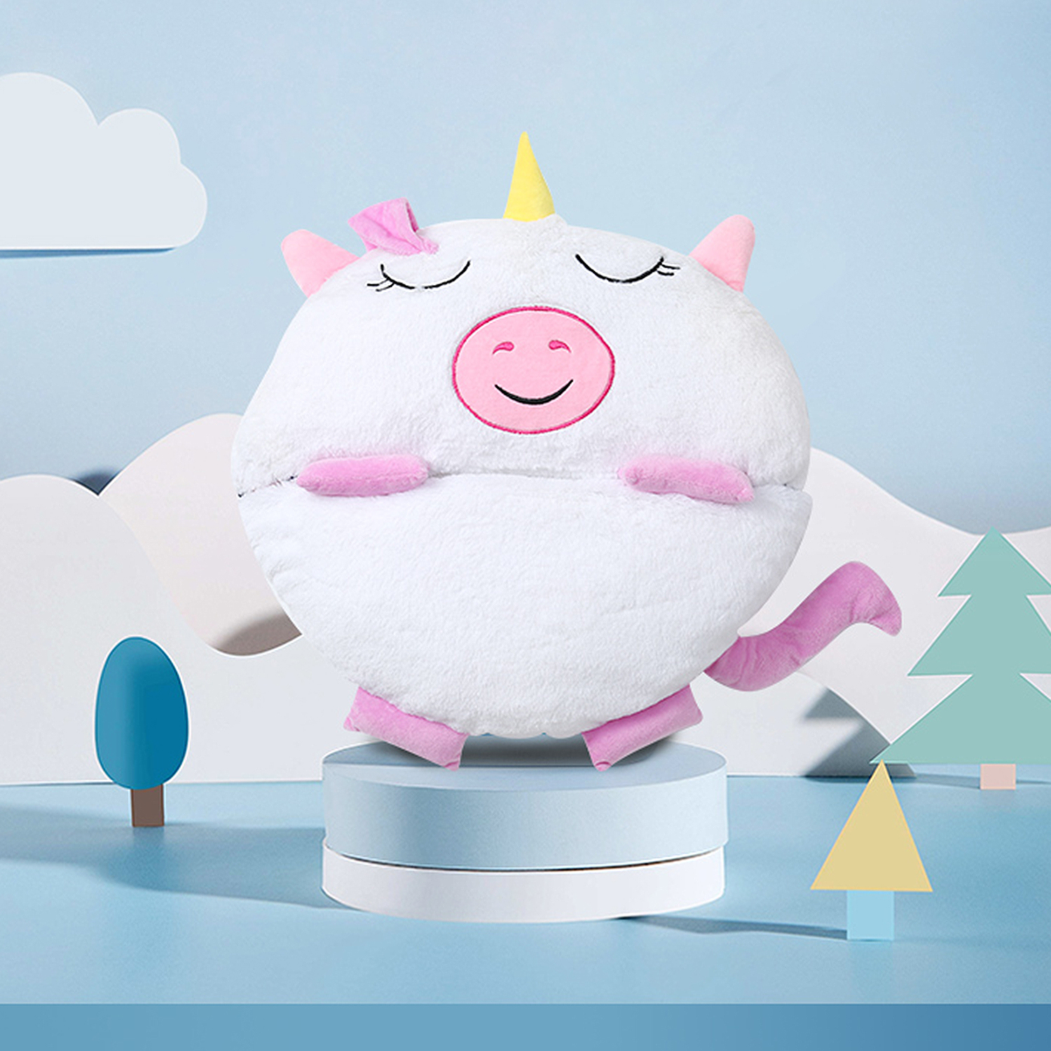 Weißes Einhorn-Plüschtier mit geschlossenen Augen, pinken Details und gelbem Horn auf einem Ständer.