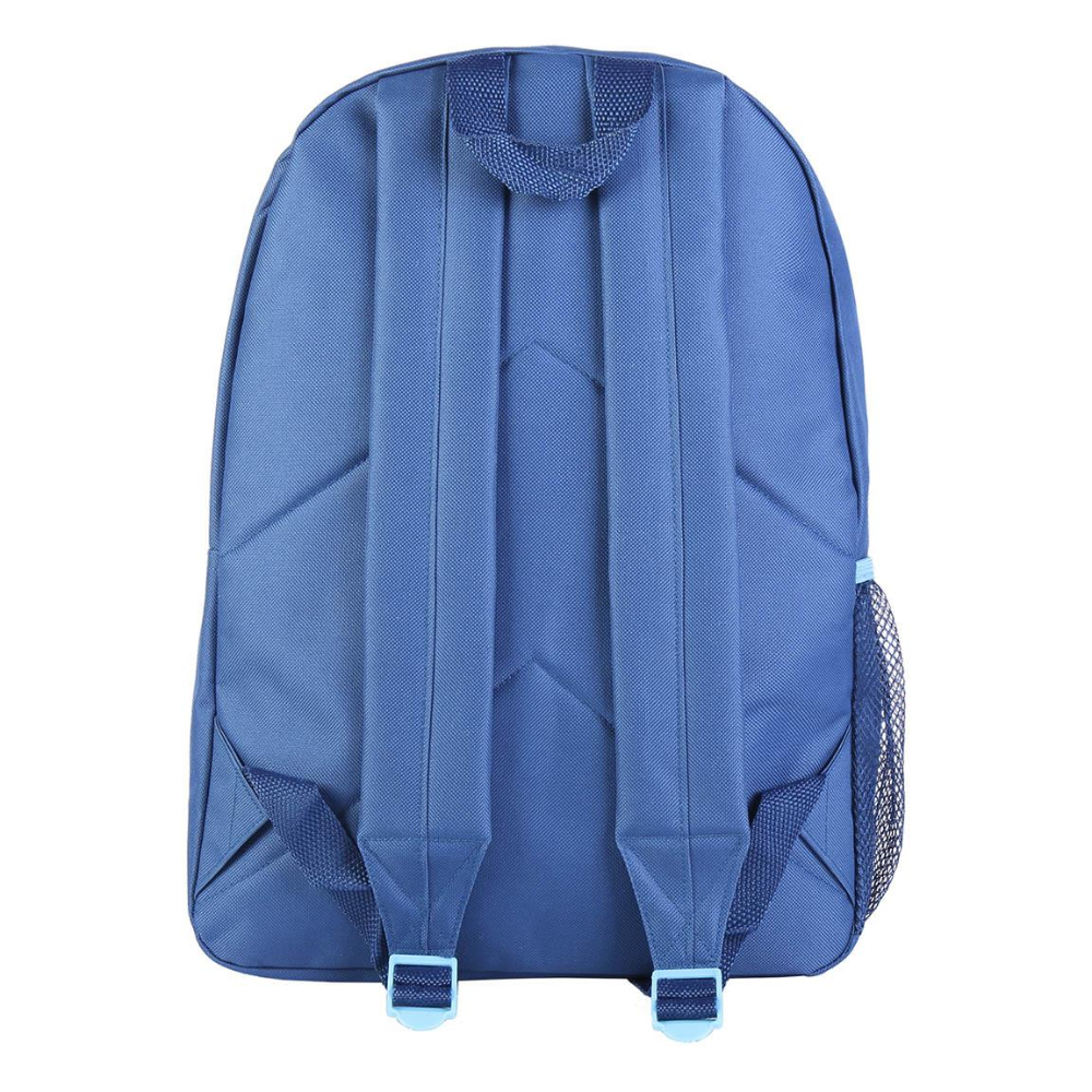 Parte trasera de una mochila azul con costuras de diamante, correas y bolsillo lateral de malla.