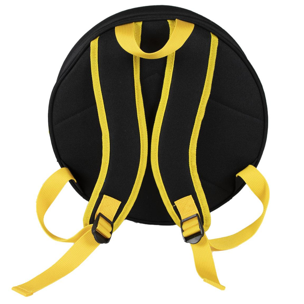Parte trasera de una mochila negra de Batman, con correas y hebillas amarillas.