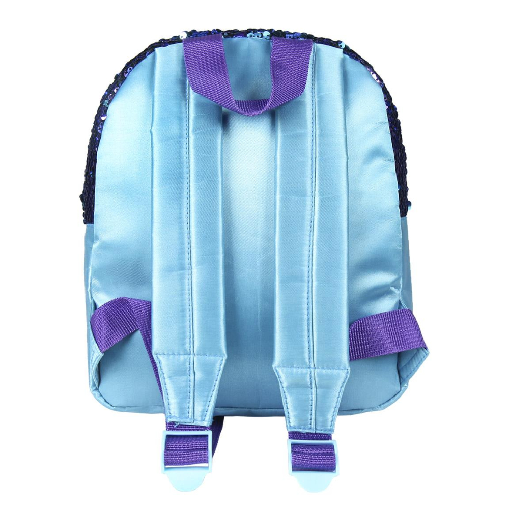 Vista trasera de una mochila azul con correas moradas y lentejuelas en la parte superior.