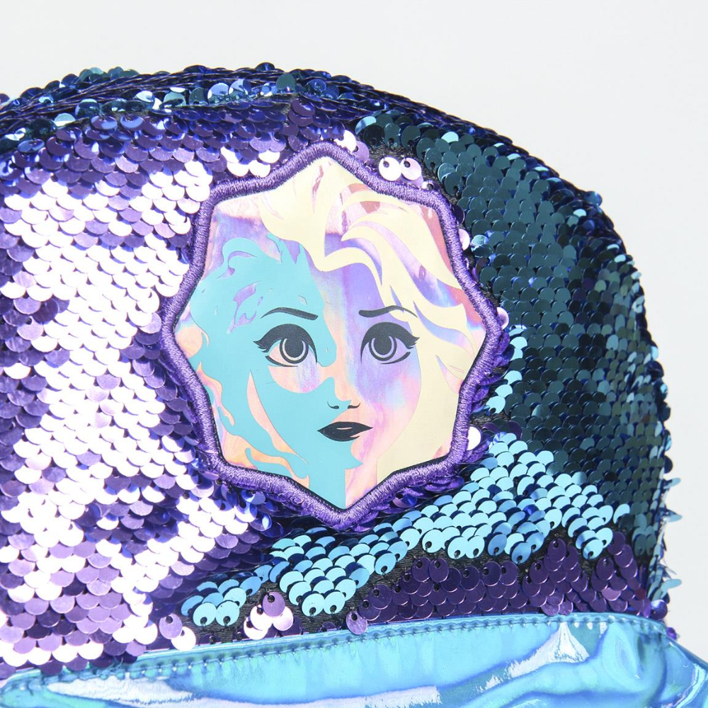 Primer plano de una imagen de Elsa en una mochila de lentejuelas. La imagen está sobre un fondo morado.