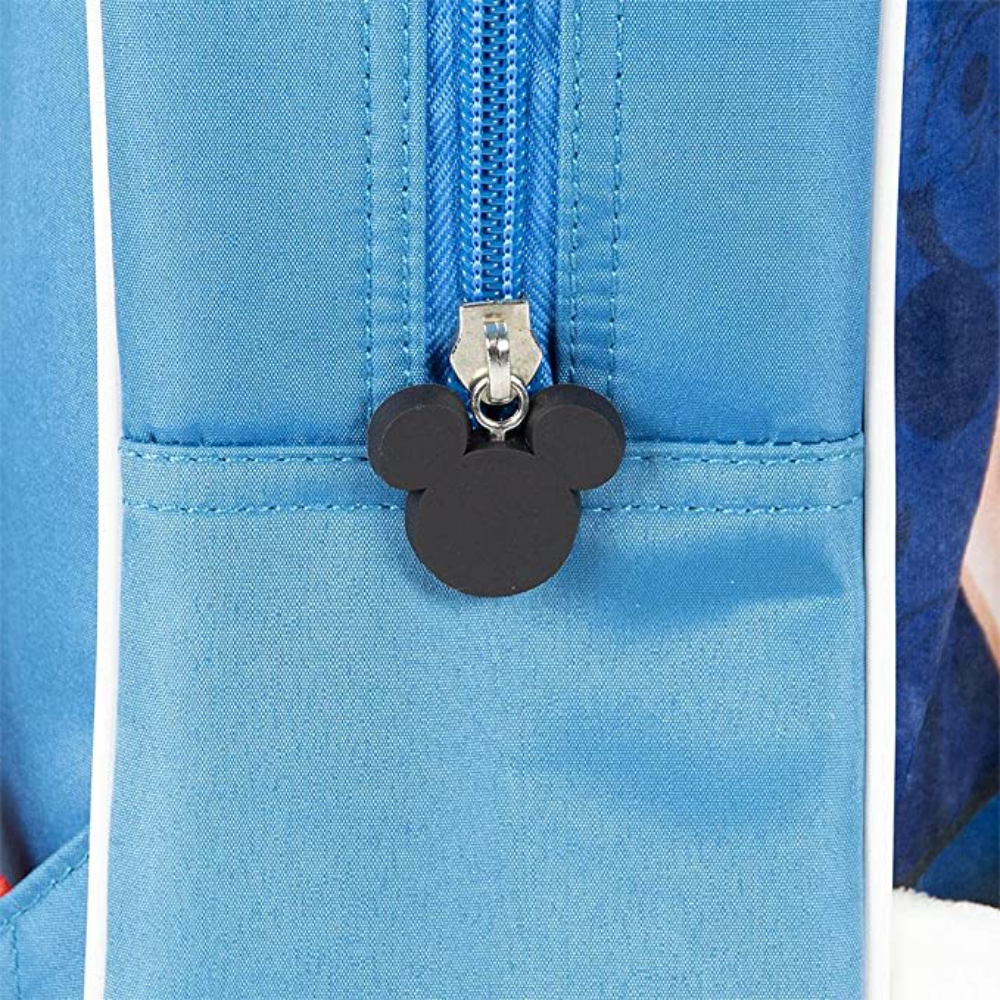 Primer plano de una cremallera de mochila azul con un tirador de cremallera con cabeza de Mickey Mouse.