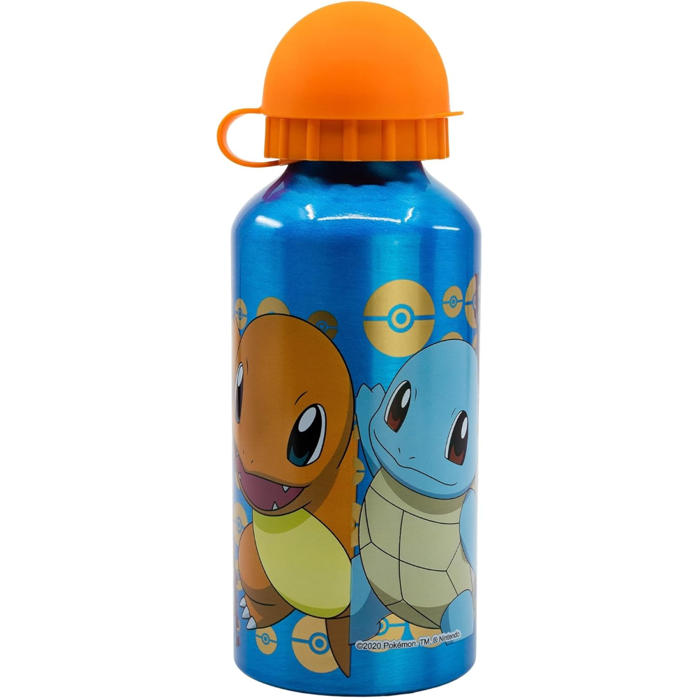Una botella de agua azul con los personajes de Pokémon Charmander y Squirtle.