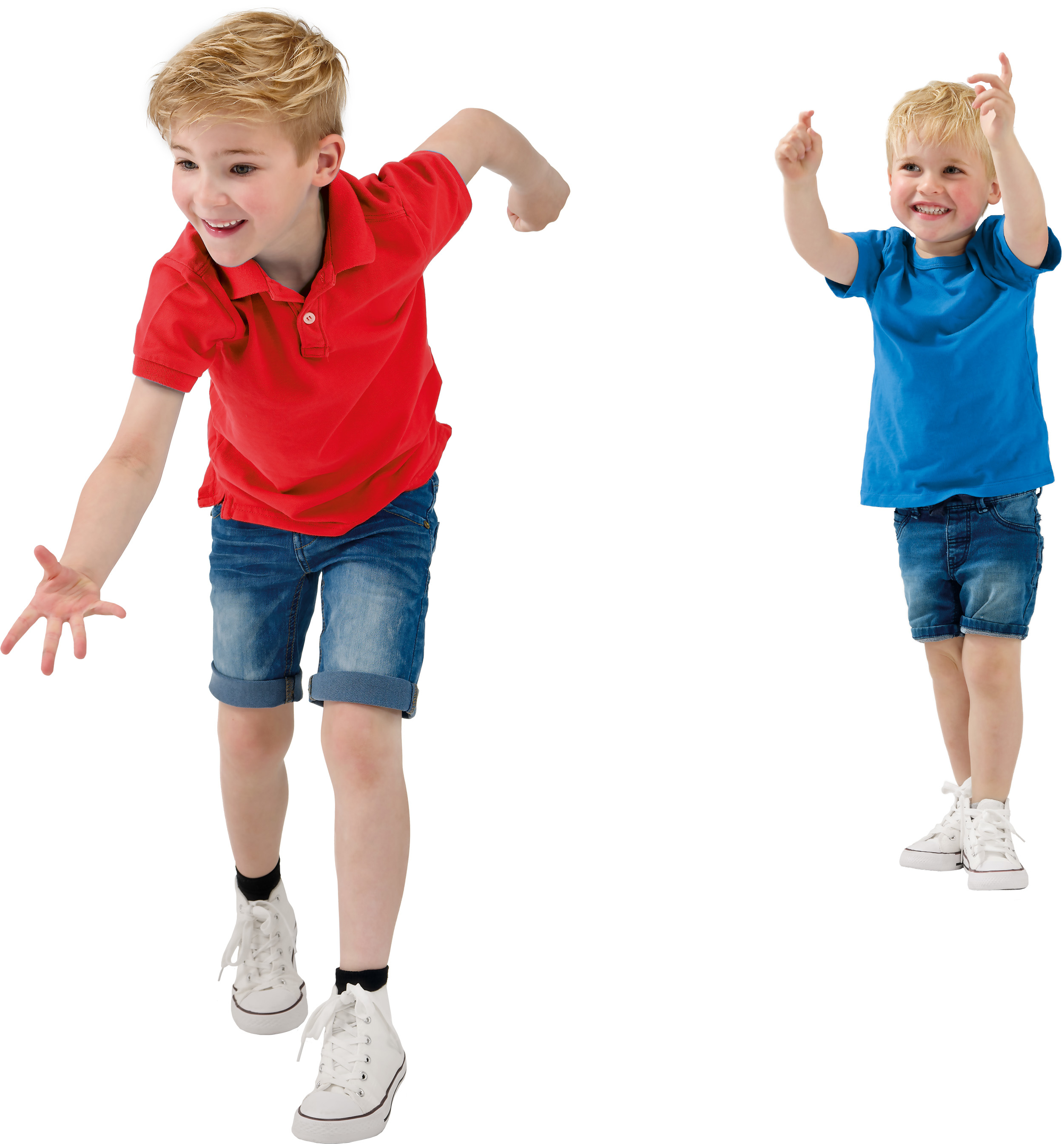 Dos niños jugando. Uno corre hacia el espectador, el otro levanta las manos.