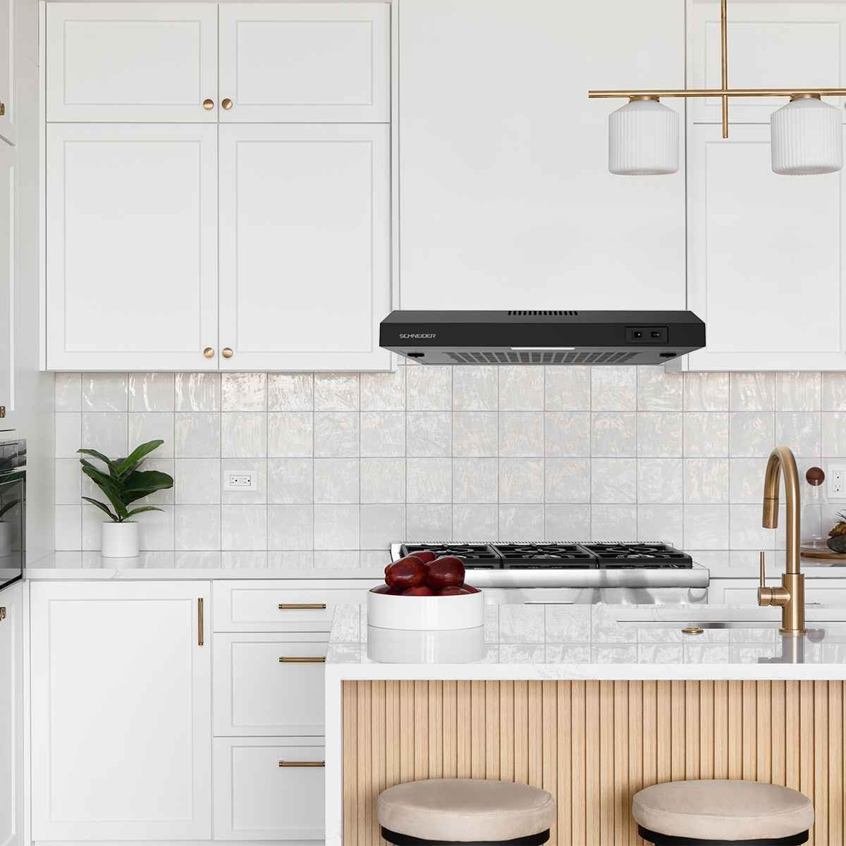 Cucina moderna con mobili bianchi, cappa nera e isola cucina con sgabelli.