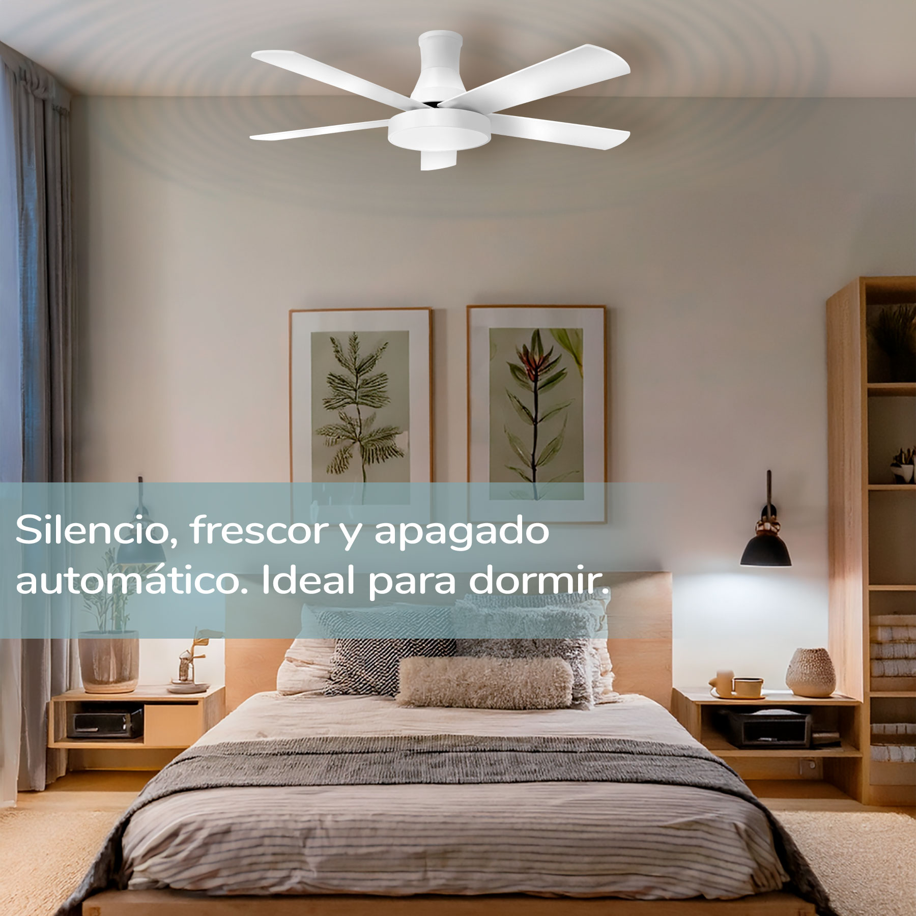 Un ventilador de techo blanco. Dormitorio con cama, mesitas de noche y arte enmarcado. Texto: Silencio, frescura y apagado automático.