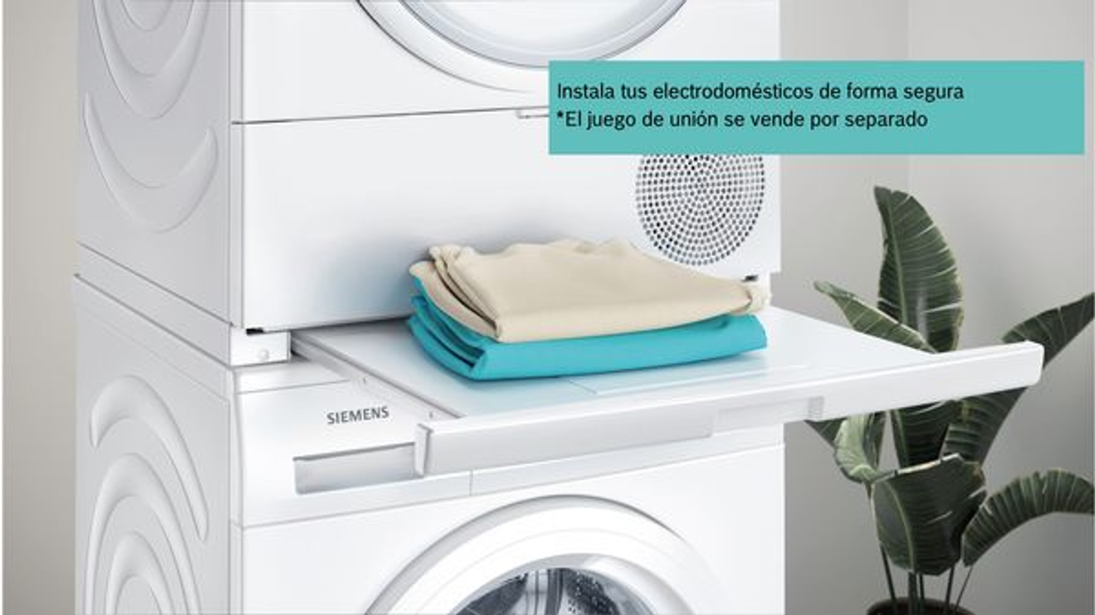 Lavadora y secadora apiladas. Una balda con ropa doblada se extiende de la secadora.