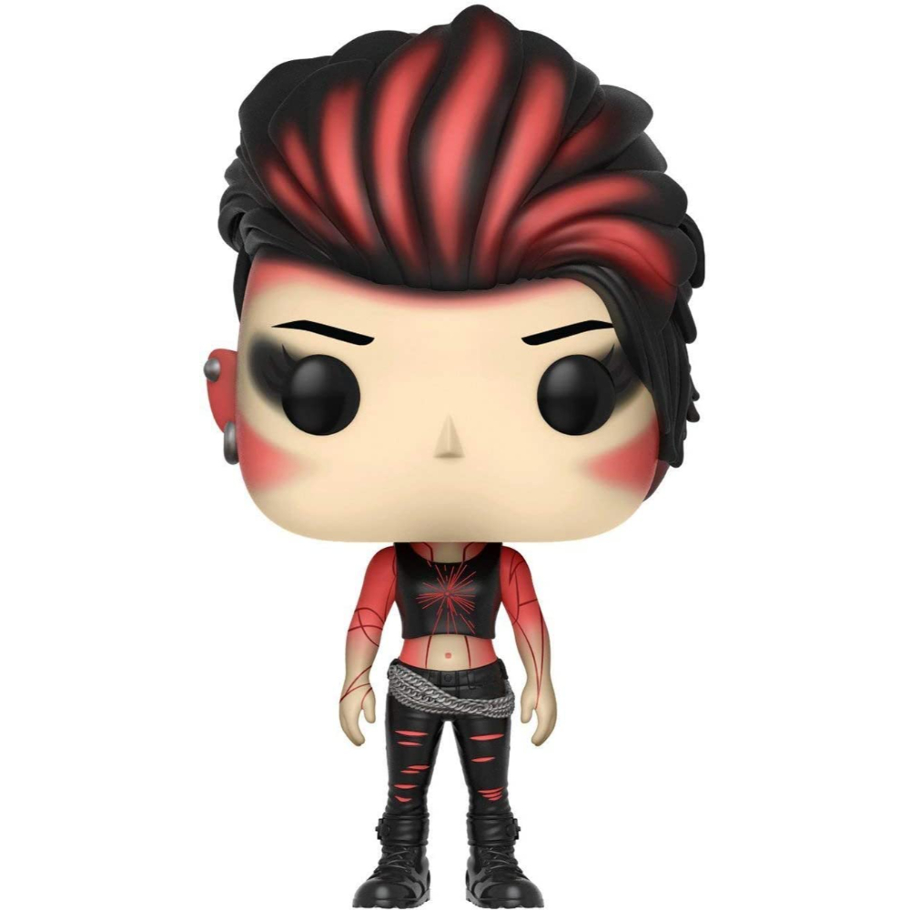 Eine Funko Pop Figur einer Frau mit rot-schwarzen Haaren, die ein schwarzes Oberteil und eine Hose trägt.