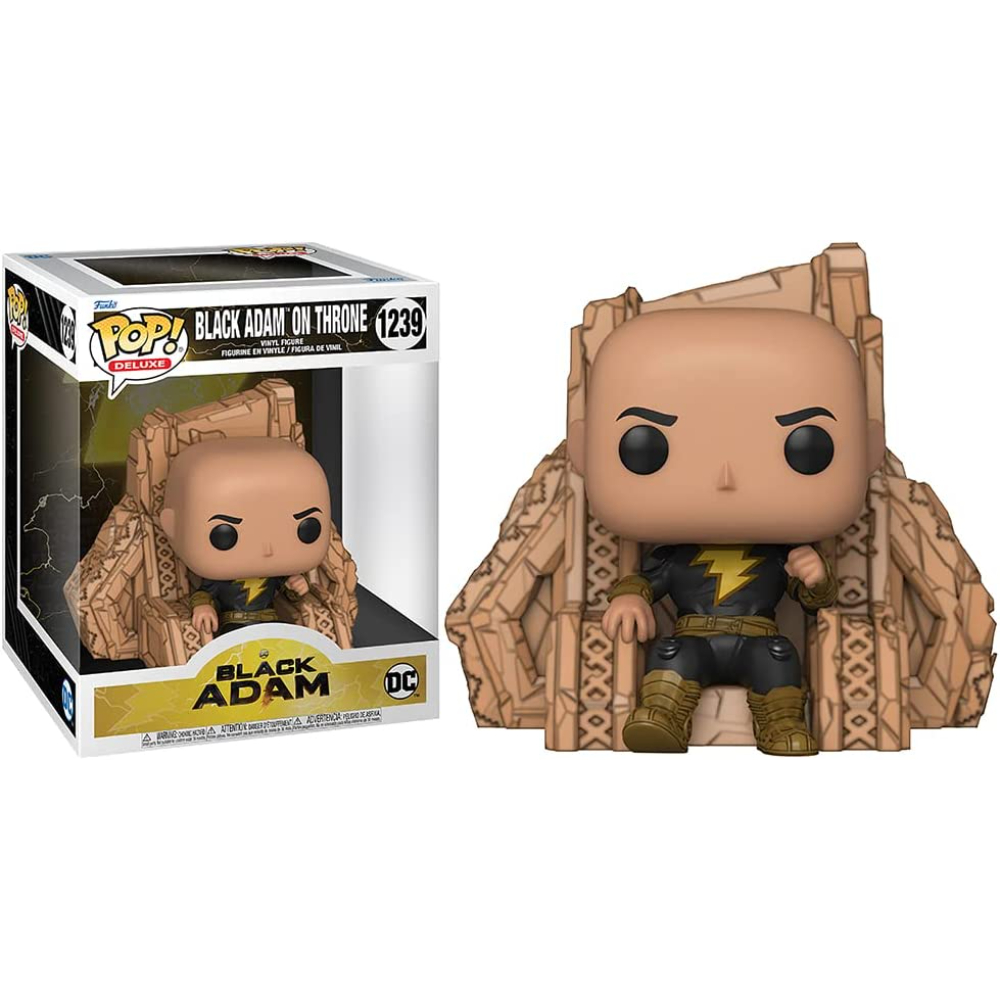 Figura di Black Adam in una scatola e su un trono. La figura è calva e indossa un'armatura nera.