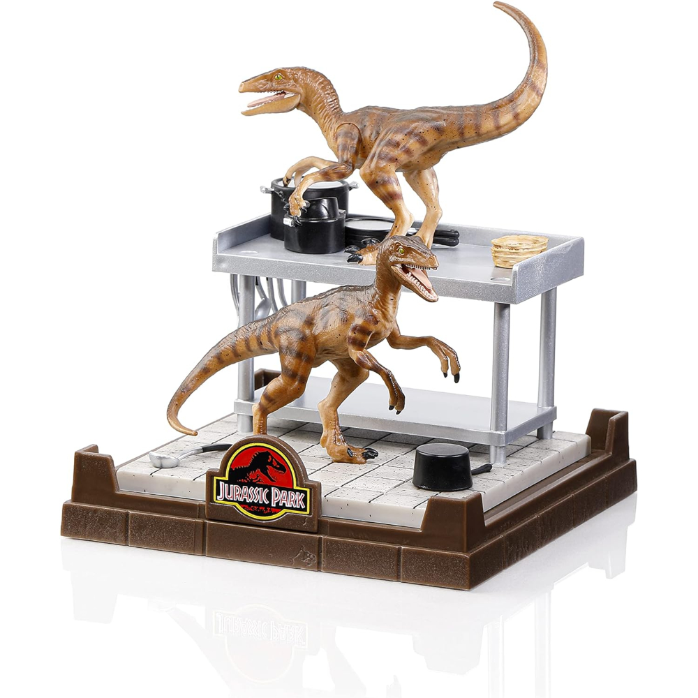 Dos dinosaurios de juguete en un escenario con el logo de Jurassic Park.