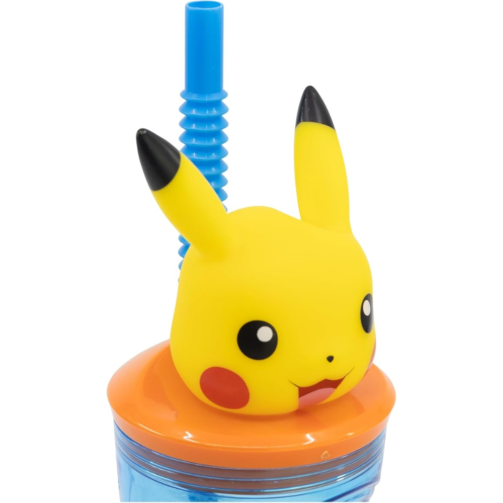 Pikachu-Becher mit blauem Strohhalm. Pikachu-Kopf gelb, orangefarbene Becherbasis. Weißer Hintergrund.