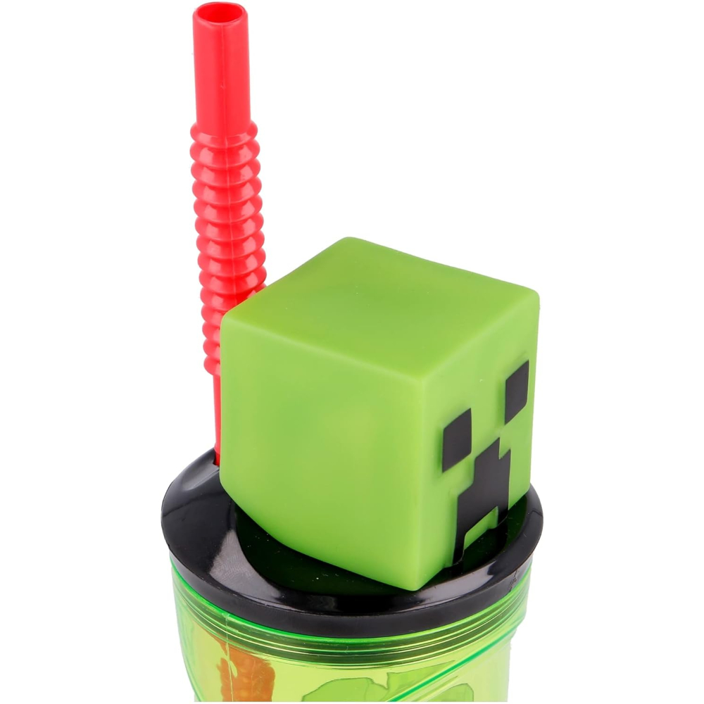 Ein grüner Minecraft Creeper-Kopf auf einem grünen Becher mit einem roten Strohhalm.