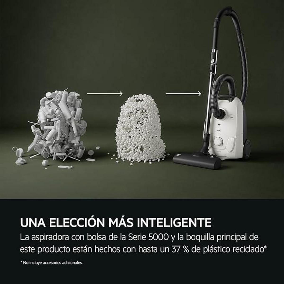 Aspiradora con residuos y plástico reciclado. A la derecha, la aspiradora.