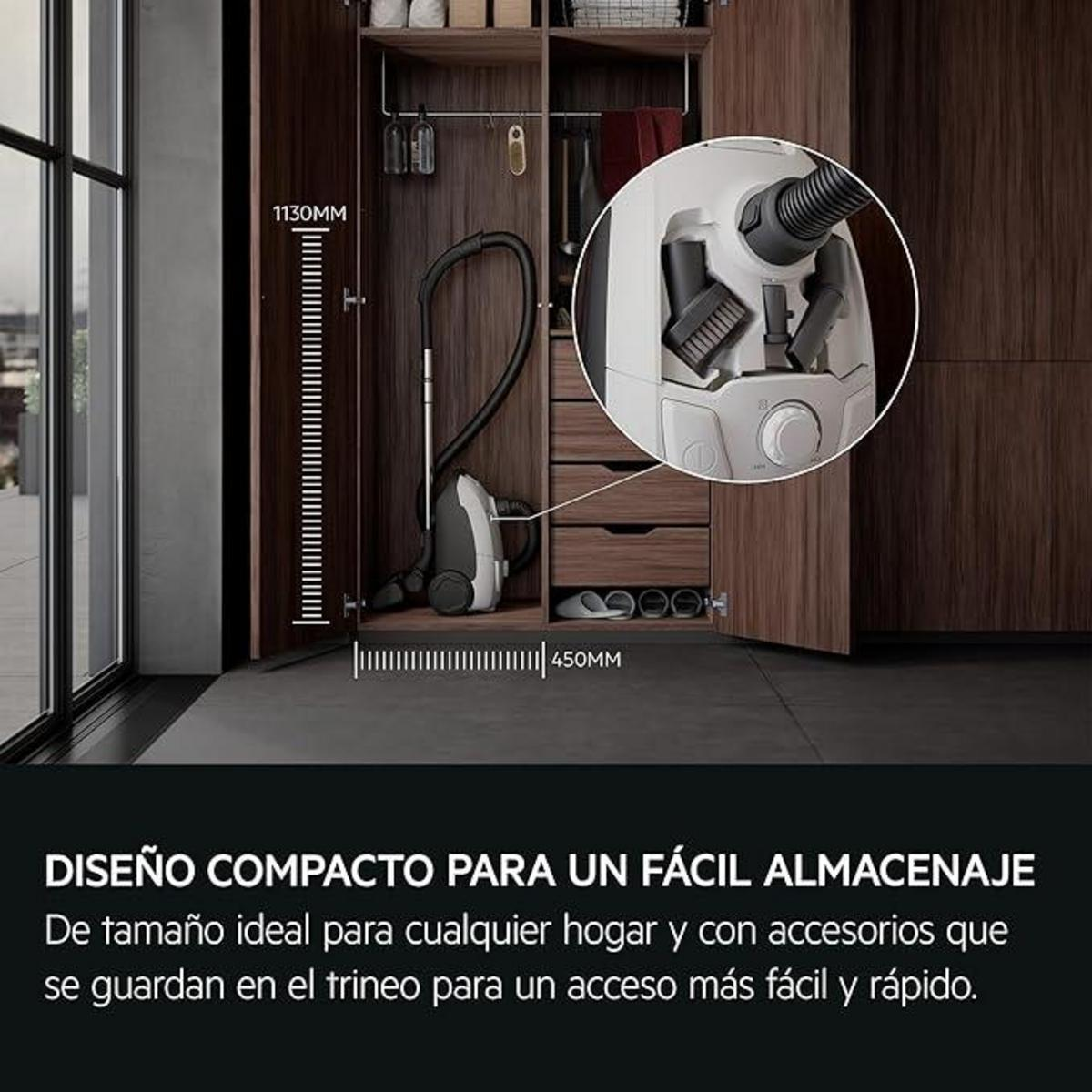 Armario de madera abierto con aspiradora y accesorios almacenados, texto descriptivo.