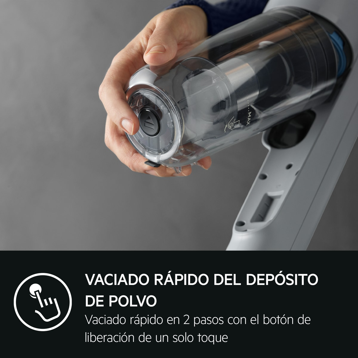 Mano sosteniendo un recipiente de polvo de vacío. El texto dice 'Vaciado rápido del depósito de polvo'.