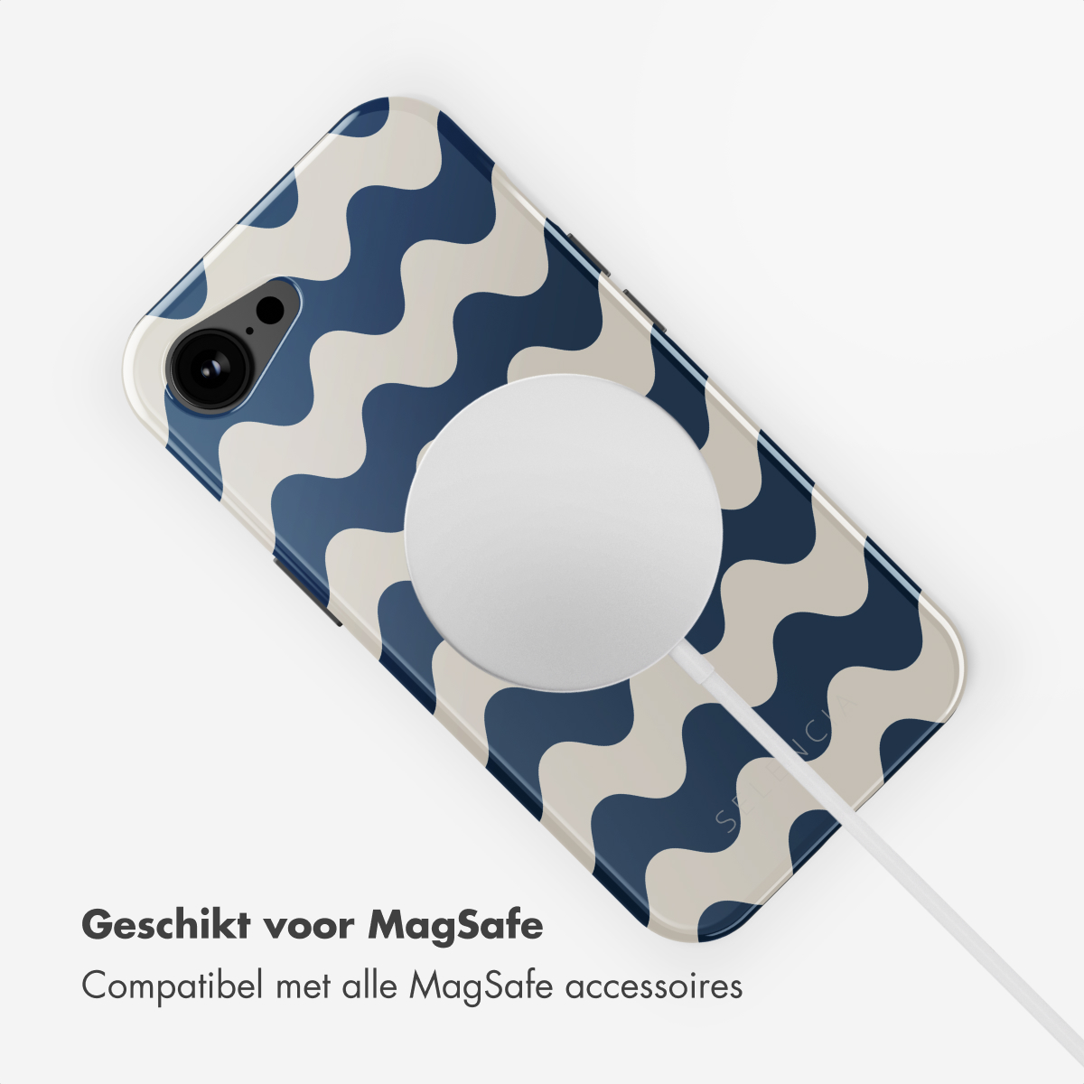 Téléphone avec coque à motif de vagues bleues et blanches et chargeur circulaire blanc.