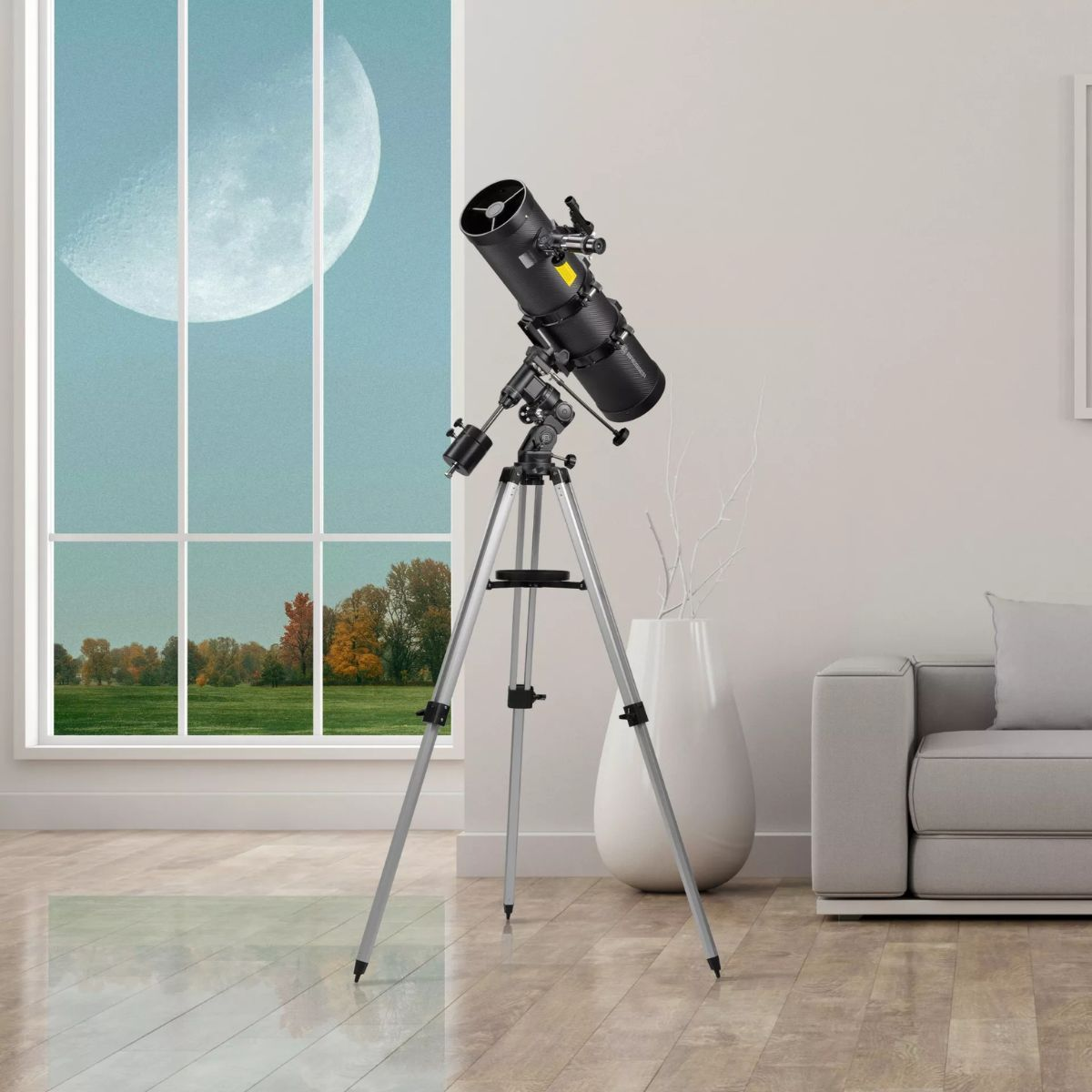 Teleskop auf einem Stativ in einem Raum. Ein Fenster zeigt Mond und Landschaft im Hintergrund.
