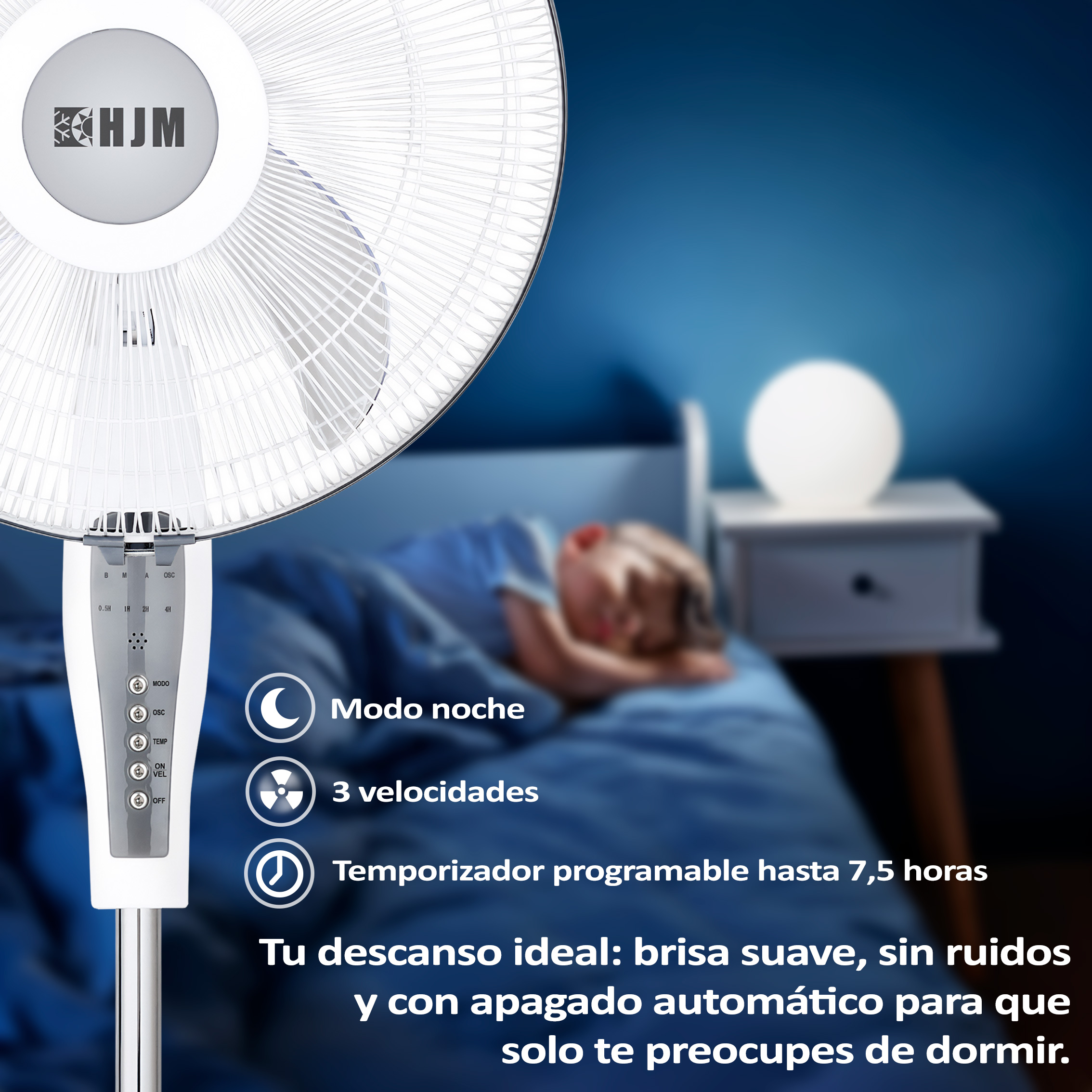 Ventilatore a piedistallo bianco con pannello di controllo. Un bambino dorme in un letto sullo sfondo.
