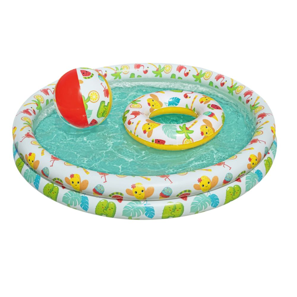 Piscine gonflable avec de l'eau, un anneau flottant et une balle avec un motif coloré.