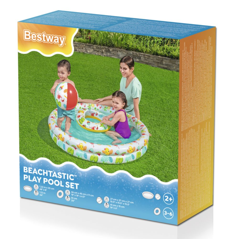 Une boîte avec un ensemble de piscine. Des enfants y jouent sur l'herbe. La boîte est à droite.