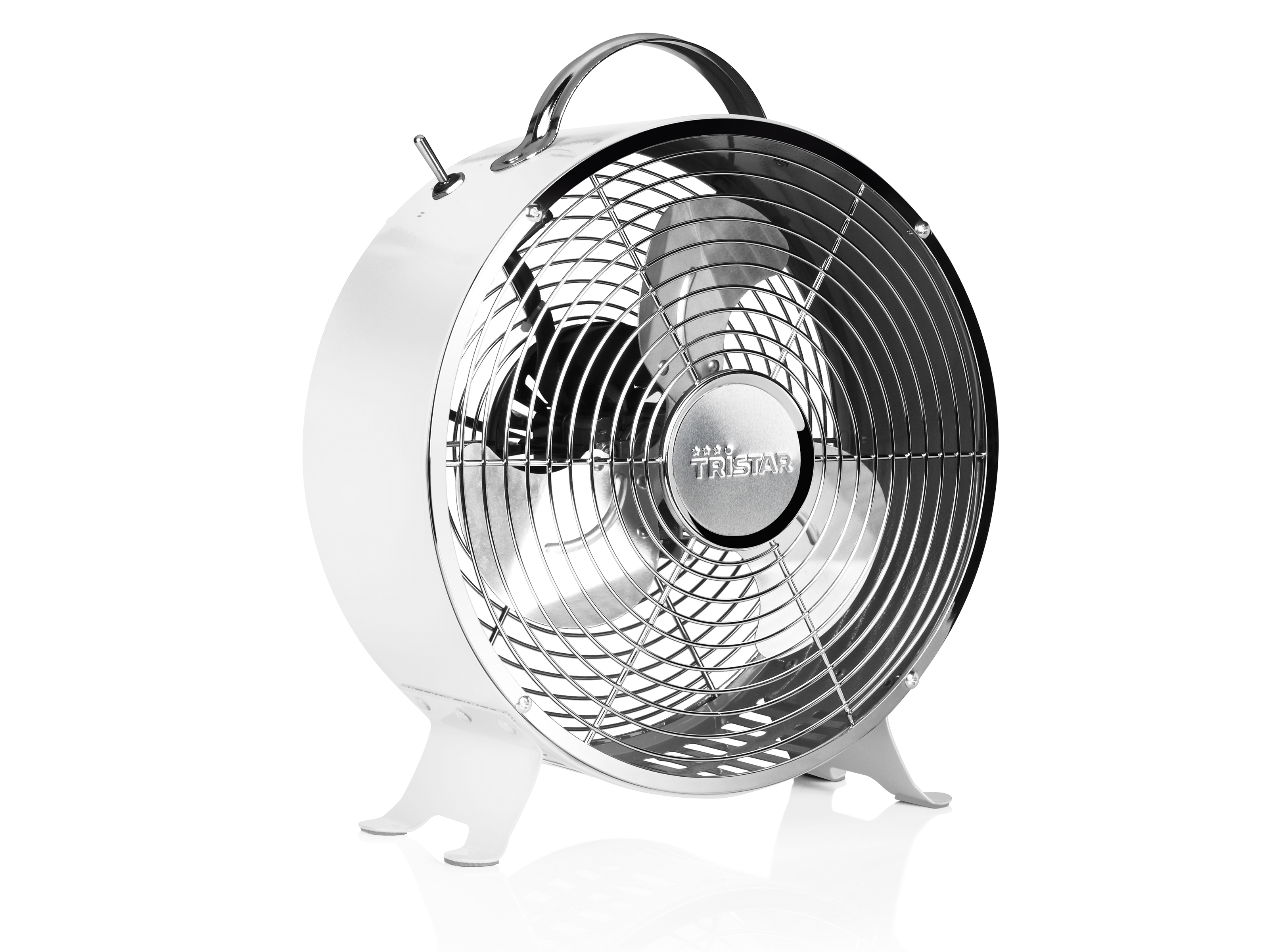 Ventilatore retrò bianco con dettagli cromati, pale e maniglia, isolato su sfondo bianco.