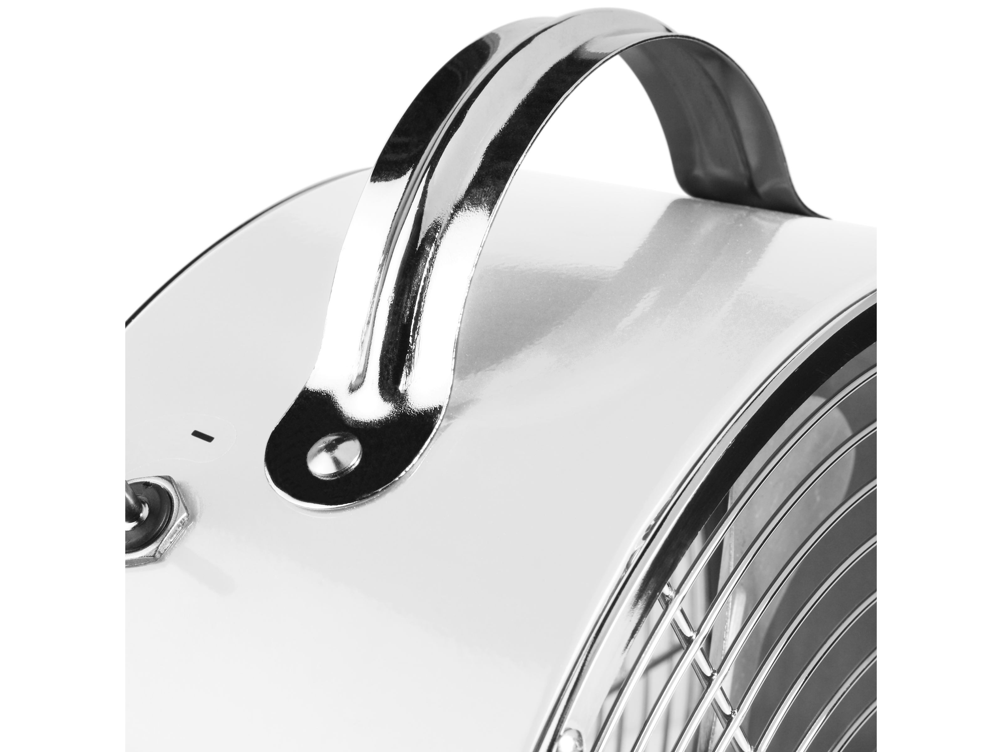 Una maniglia lucida e argentata su un ventilatore bianco. Il ventilatore ha una griglia argentata.