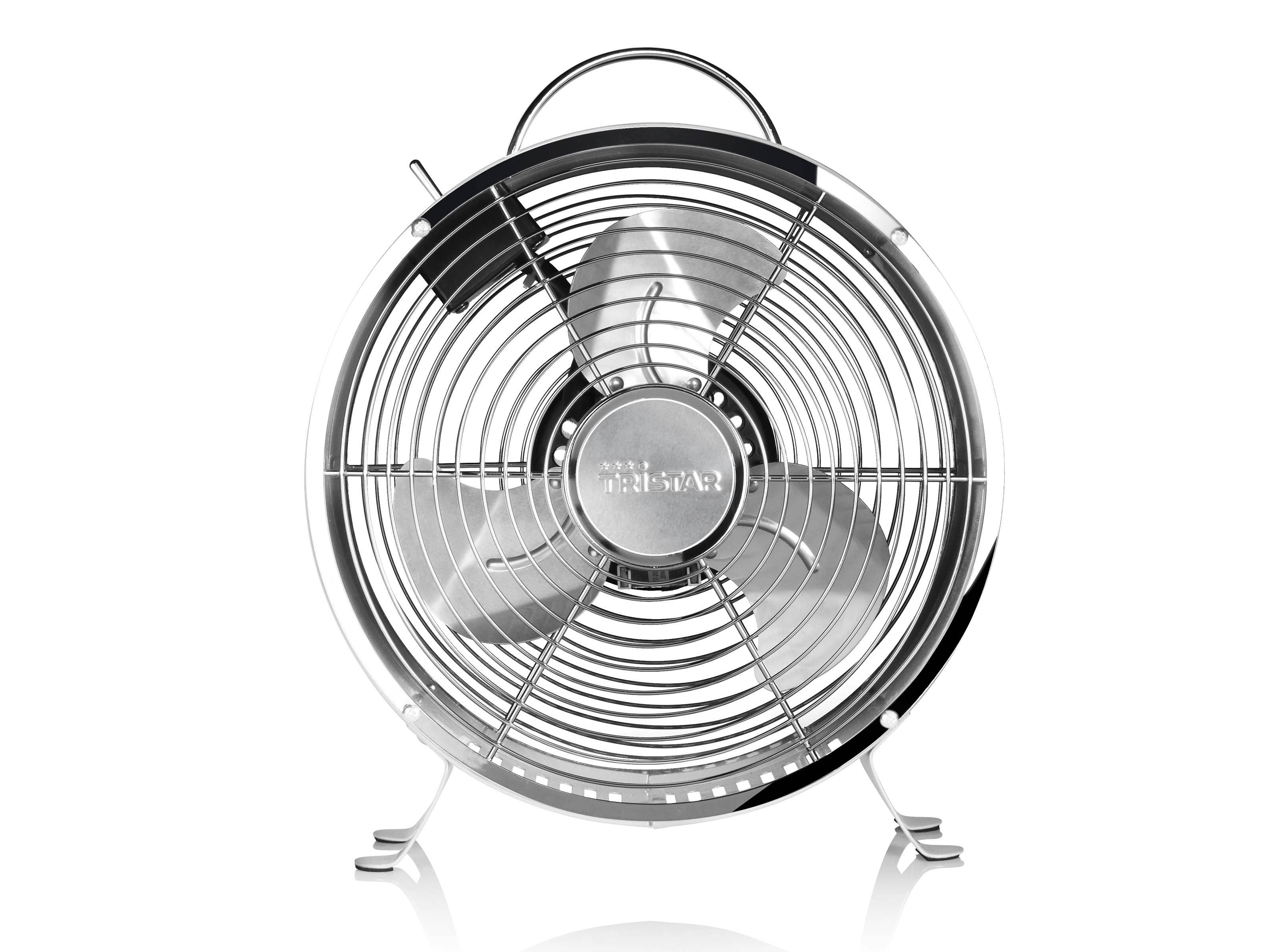 Un ventilatore cromato con un design circolare, tre pale e una maniglia, su sfondo bianco.