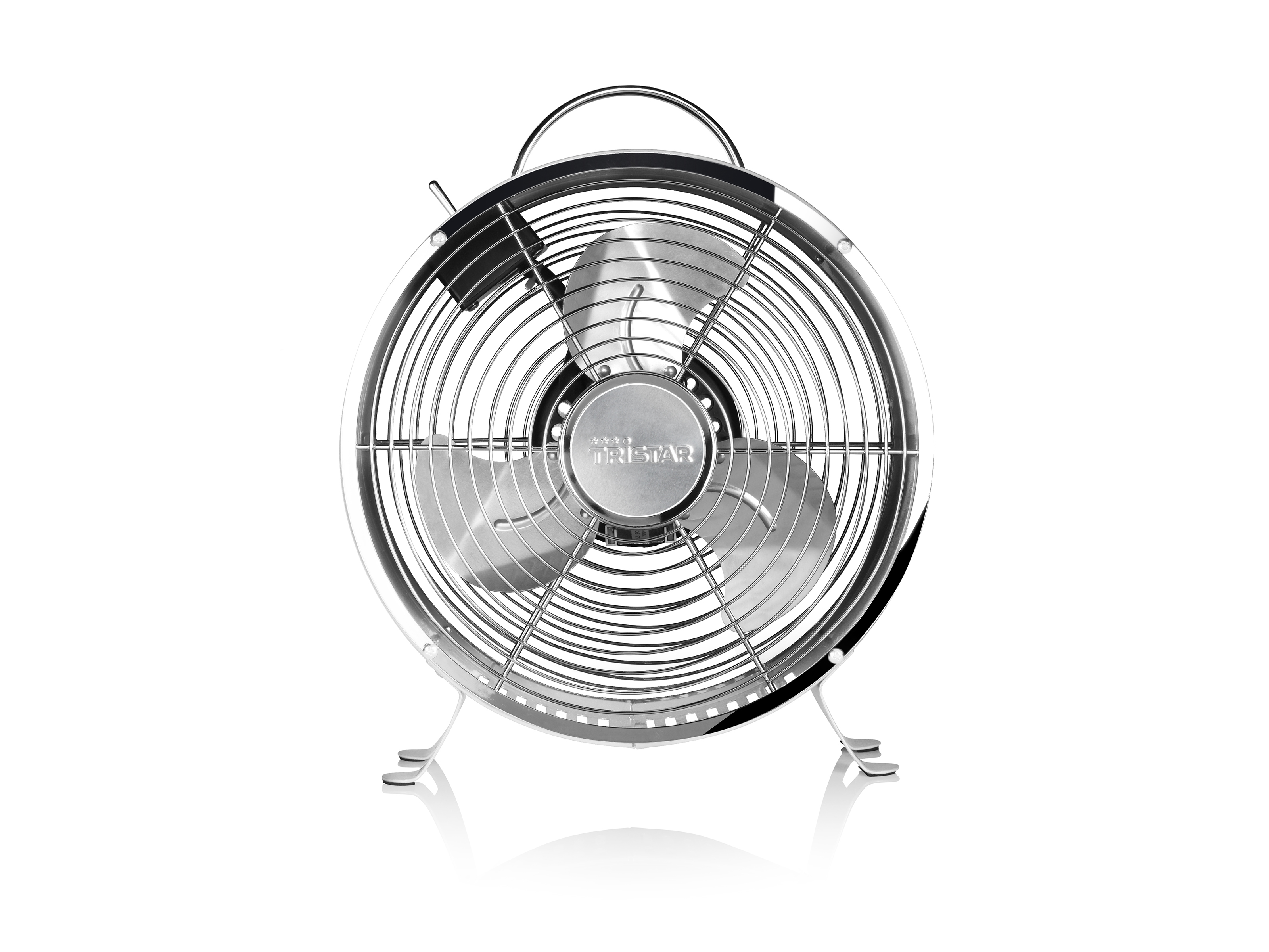Ventilatore da tavolo argentato su sfondo bianco.