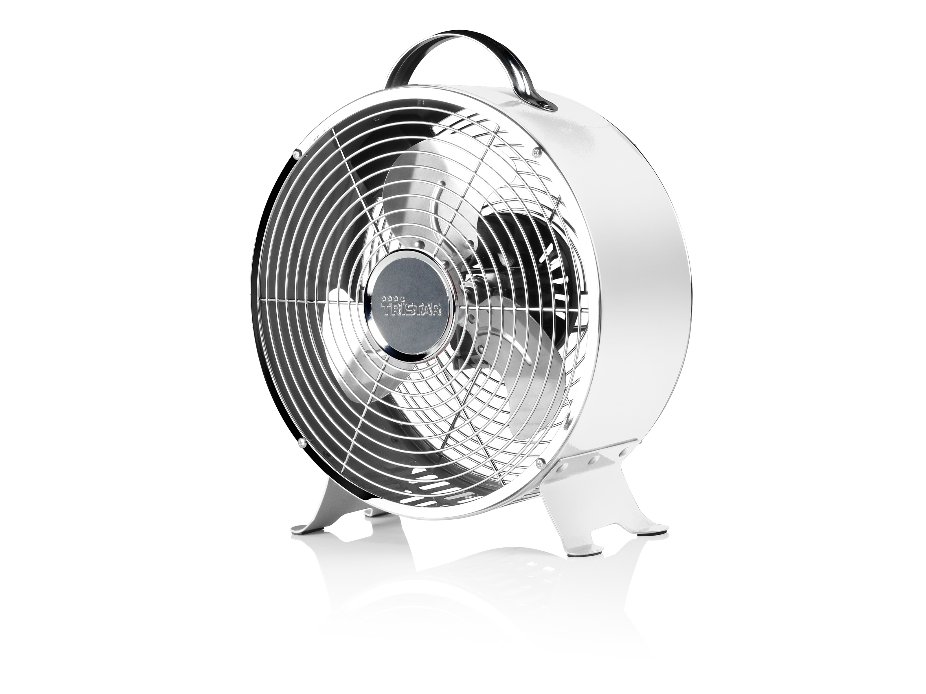 Ventilatore retrò bianco con pale e base argentate. Sfondo bianco.