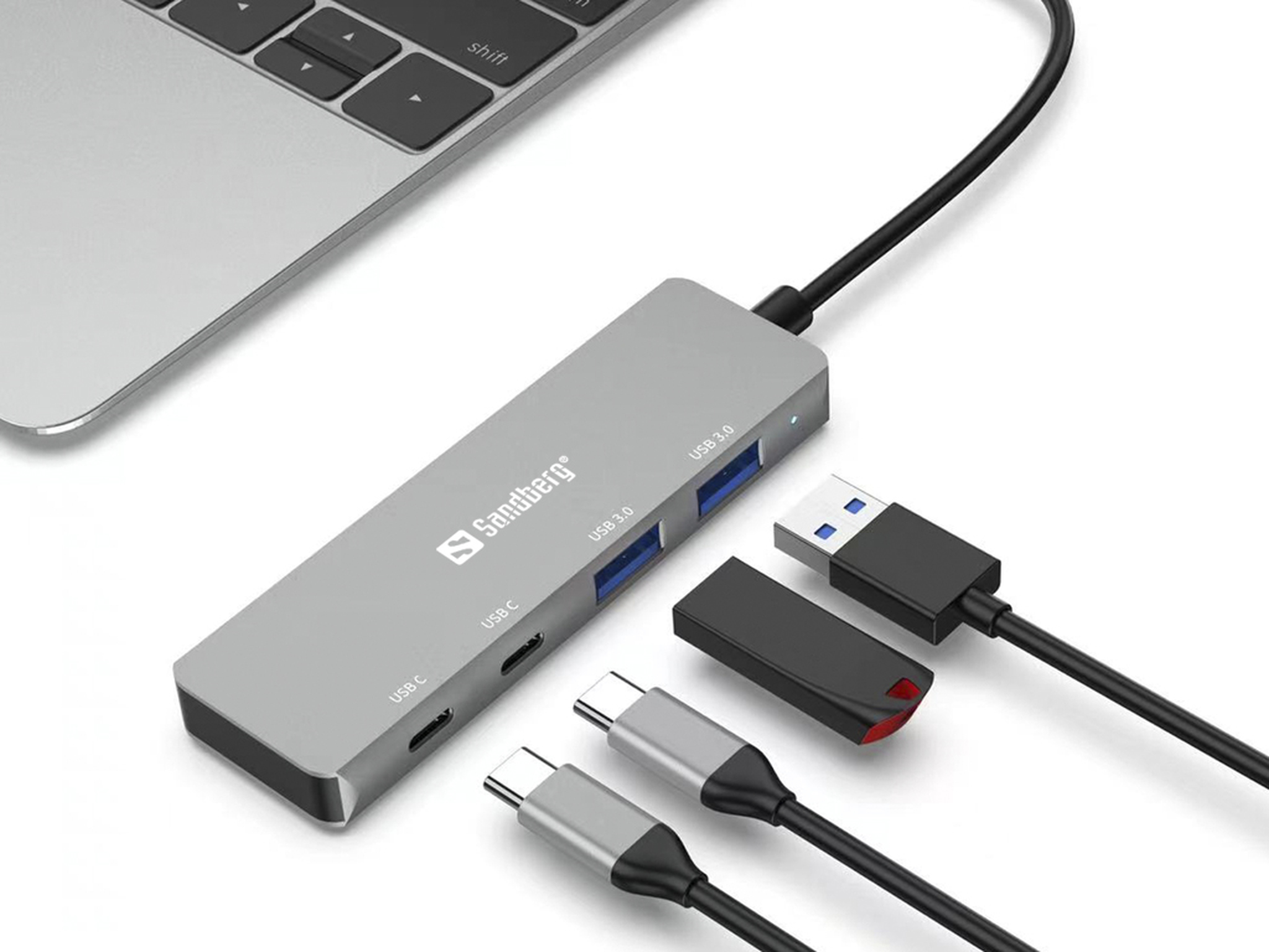 Hub USB-C argento e grigio con più porte e cavi collegati.
