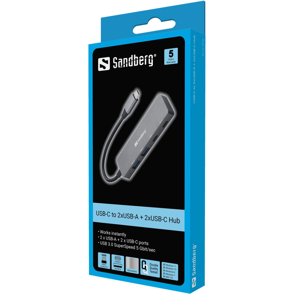 Hub USB-C Sandberg in una scatola blu e bianca. Ha 2 porte USB-A e 2 USB-C. Cavo nero.