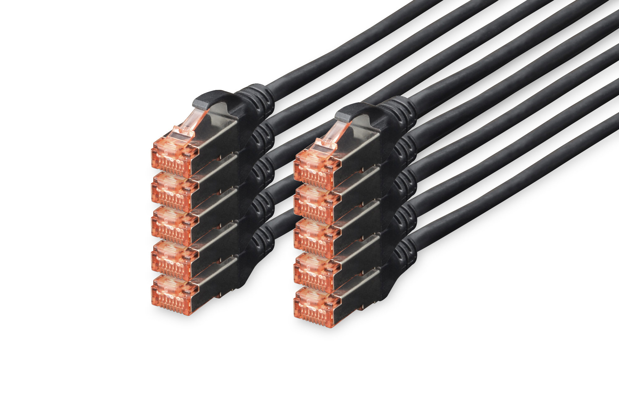 Un câble Ethernet orange avec une extrémité coupée montrant les fils internes, sur fond blanc.