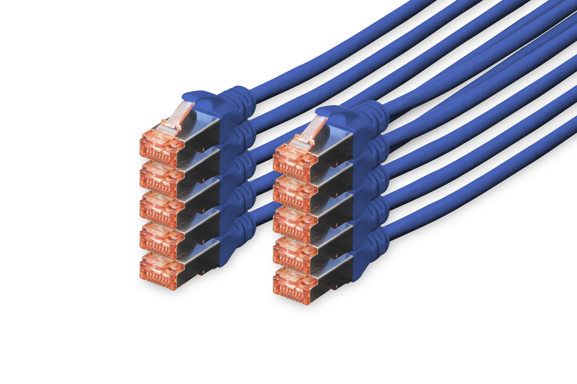 Blauwe netwerkkabels met connectoren, close-up op witte achtergrond.