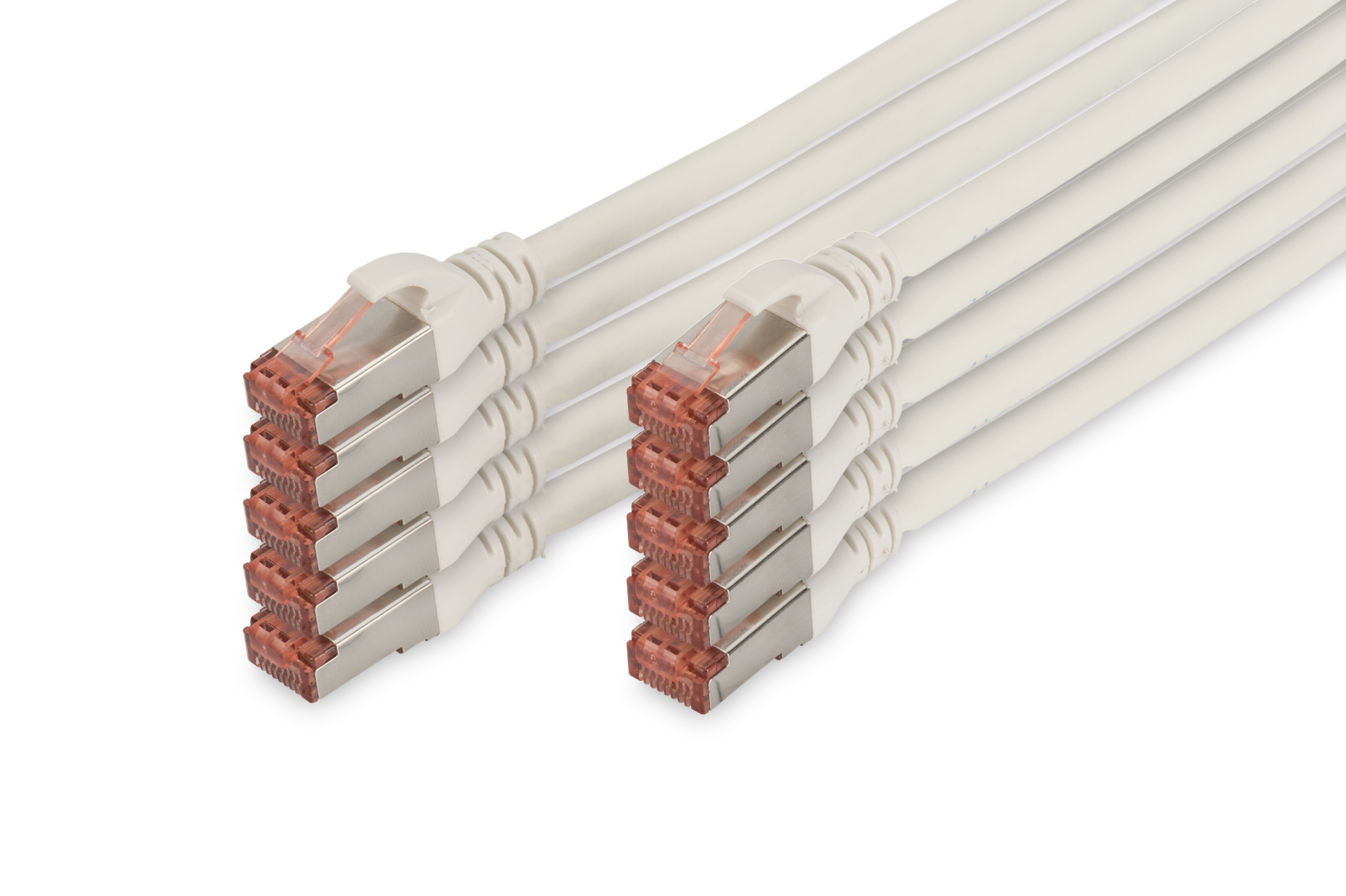 Diversi cavi Ethernet bianchi con connettori argentati e pin in rame, disposti su una superficie bianca.