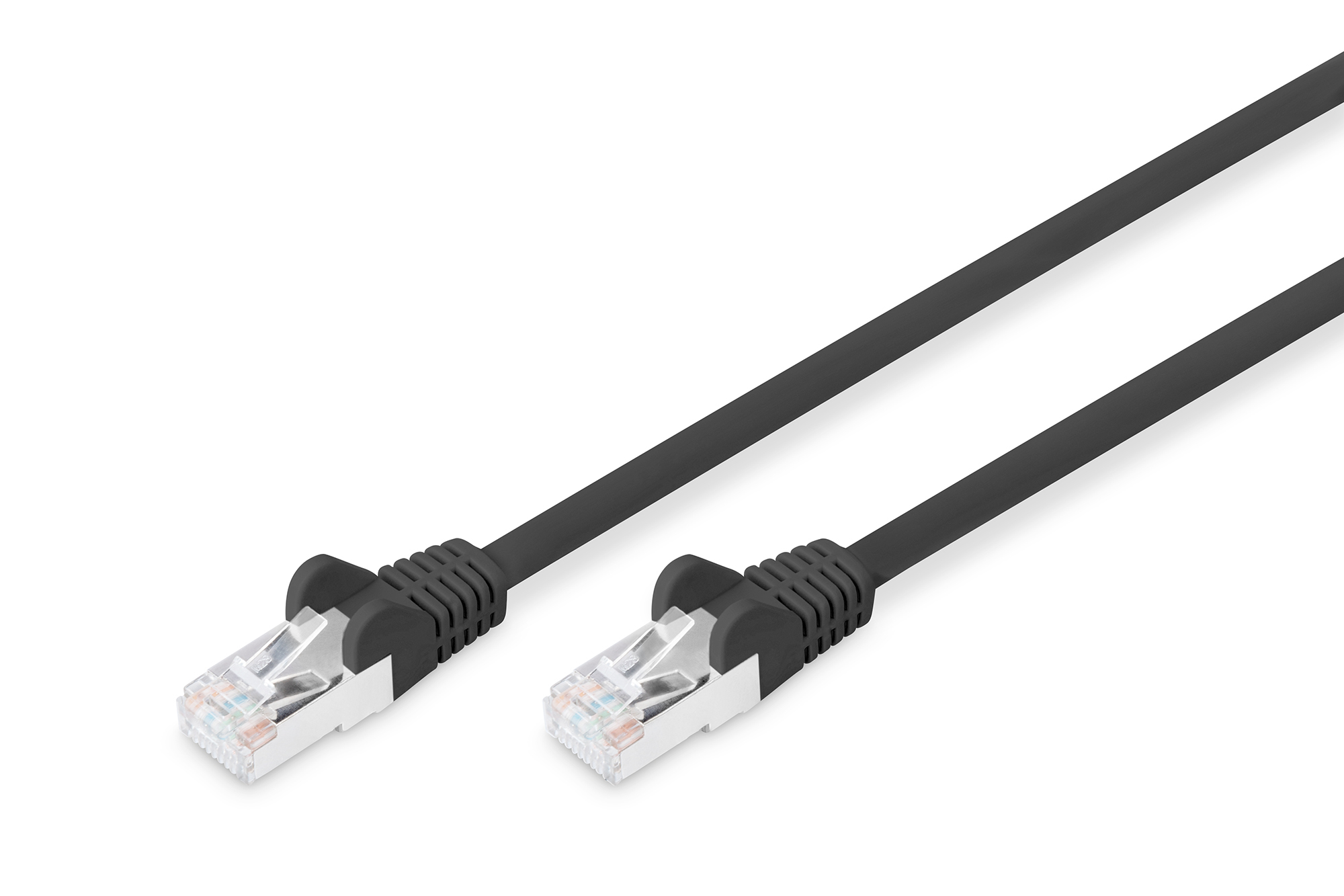 Twee zwarte ethernetkabels. De uiteinden hebben zilveren connectoren. Witte achtergrond.