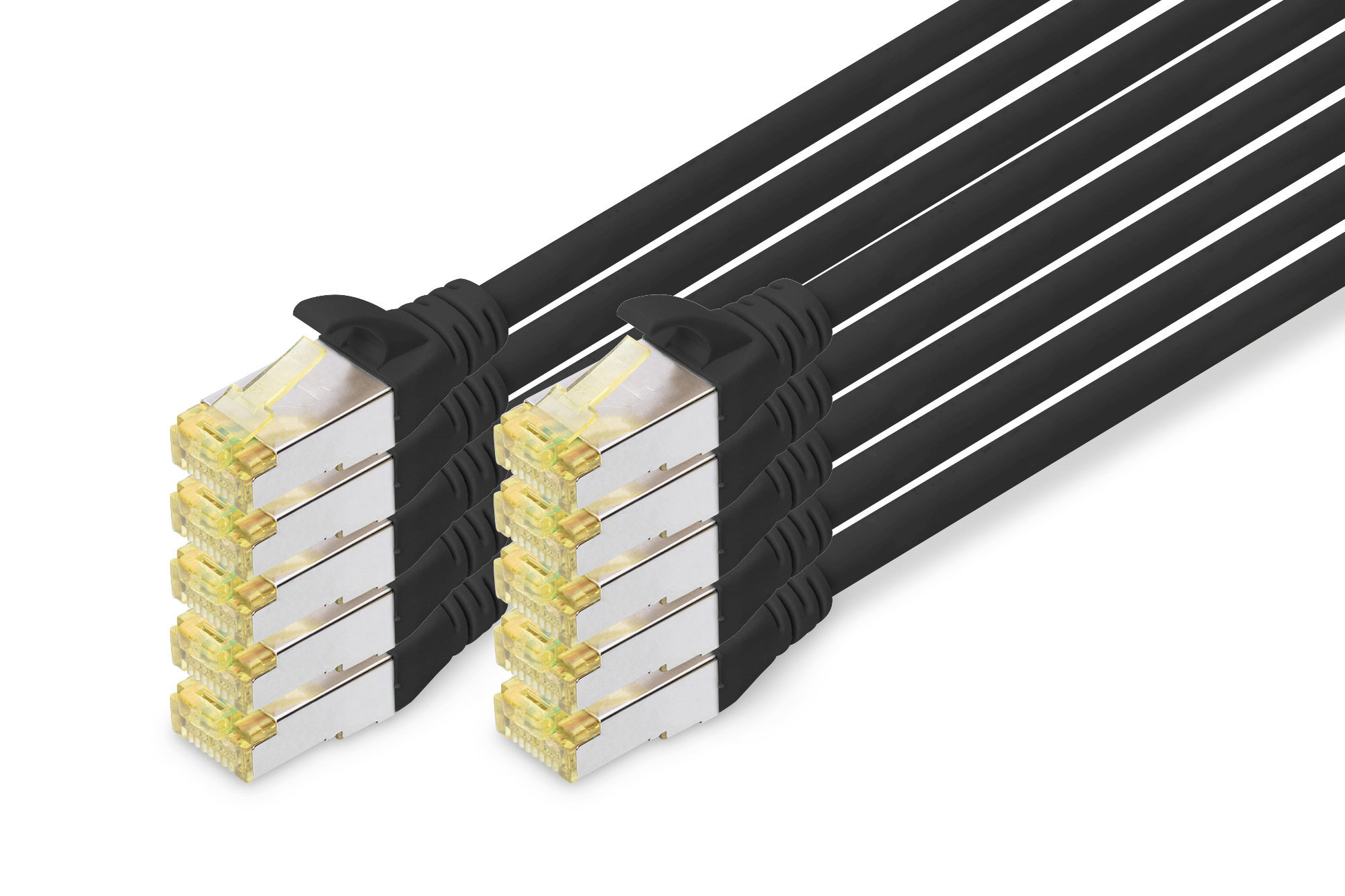 Zwarte netwerkkabels met connectoren, close-up op witte achtergrond.