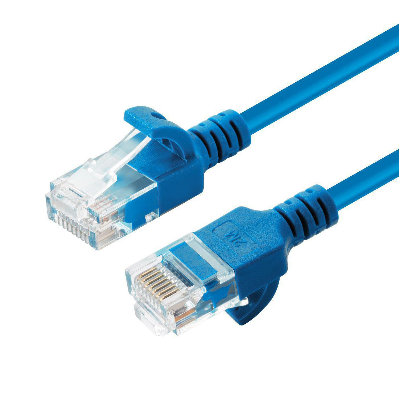 Câble Ethernet bleu avec deux connecteurs. Languettes en plastique transparent et fond blanc.